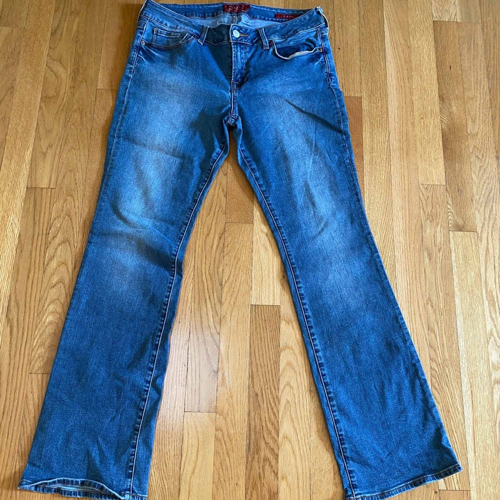 Lucky Brand woman’s boot cut, size 10 jeans.